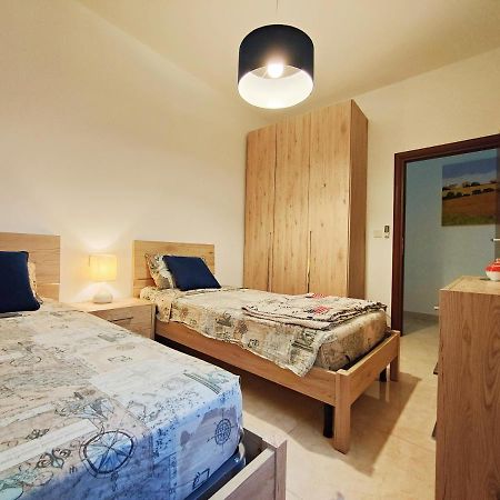 Your Room, Your Apartment, Your Shared Pool 马萨佛恩 外观 照片