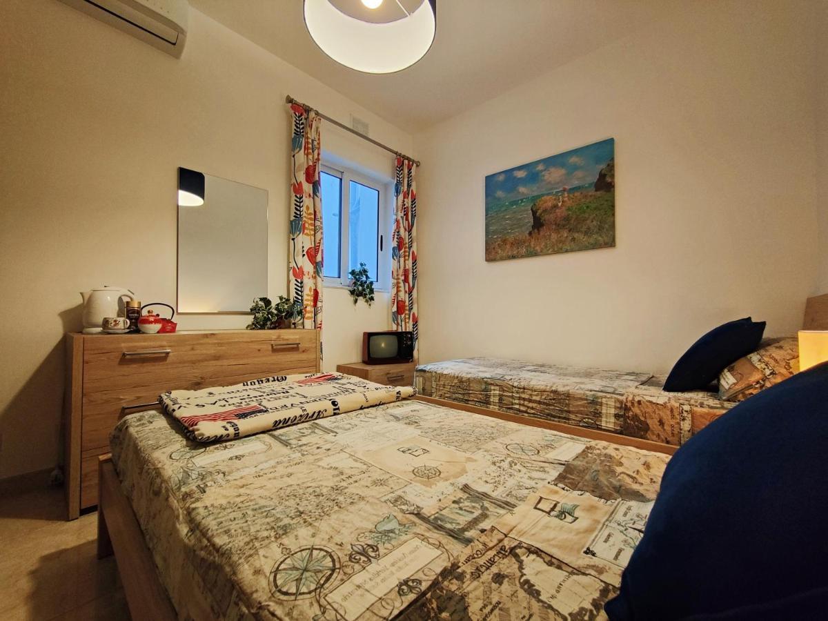 Your Room, Your Apartment, Your Shared Pool 马萨佛恩 外观 照片
